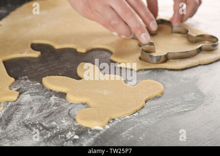 Mani femminili la preparazione di biscotti di Pasqua Foto Stock