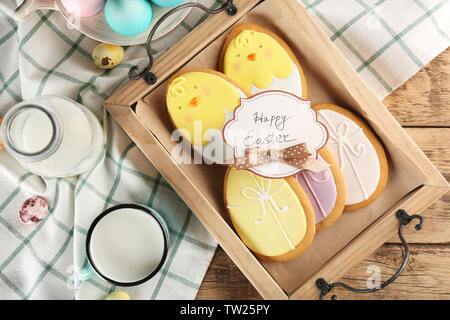 Vassoio di legno con creativo forma di uovo Easter cookies sul tavolo Foto Stock