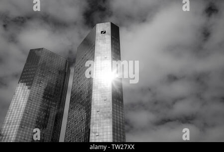 Skyline di Francoforte am Main, grattacieli della Deutsche Bank, fermata Taunusanlage, il quartiere finanziario e il centro città, Germania, Foto Stock