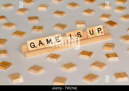 Scrabble gioco di parola piastrelle di legno ortografia 'Gioco è l' Foto Stock