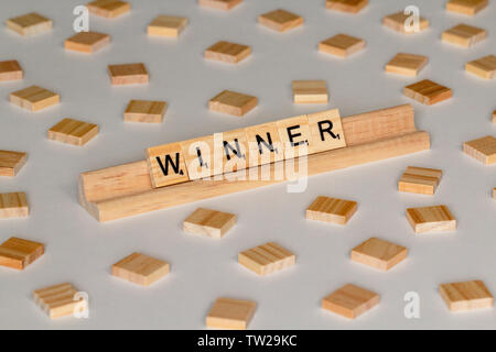 Scrabble gioco di parola piastrelle di legno ortografia "vincitore" Foto Stock