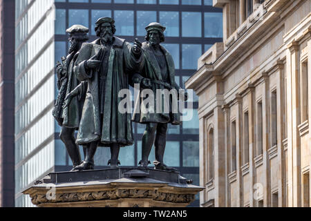 Frankfurt am Main, Goethe Memorial su Rossmarkt, Deutsche Bank branch, Foto Stock