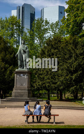 Frankfurt am Main, grattacieli, il quartiere finanziario, Deutsche Bank Headquarters, monumento a Schiller nella fermata Taunusanlage park, Foto Stock