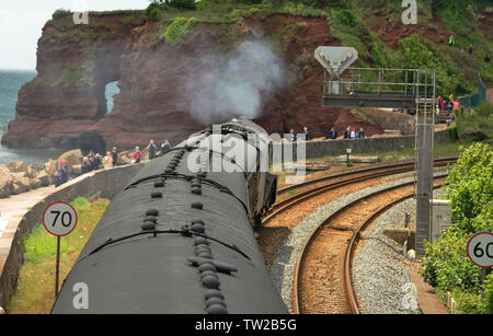 LNER Classe A4 Pacifico n. 60009 'Unione del Sud Africa' passando la folla a Langstone Cliff con il Dartmouth Express a Kingswear, 08.06.2019.. Foto Stock