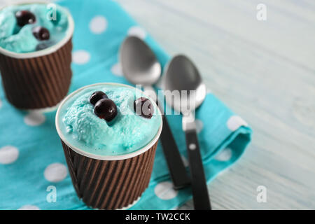 Gustoso gelato con mirtilli sul tavolo Foto Stock