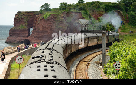 LNER Classe A4 Pacifico n. 60009 'Unione del Sud Africa' passando la folla a Langstone Cliff con il Dartmouth Express a Kingswear, 08.06.2019.. Foto Stock