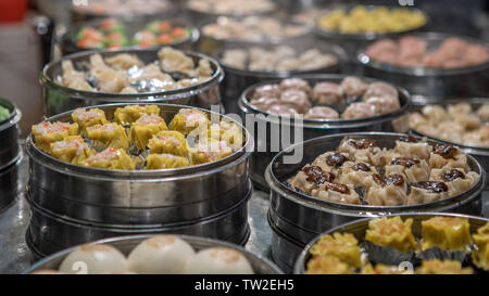 Fornitore preparazione e vendita Shaomai a asian street food mercato notturno in Taiwan. Gnocco cinese è un cibo tradizionale. Ristorante orientale Foto Stock