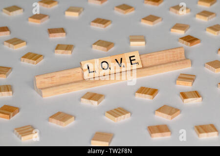 Scrabble gioco di parola piastrelle di legno ortografia 'amore' Foto Stock