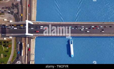 Top down vista aerea - il traffico sul ponte Elisabetta, Budapest, Ungheria. Foto Stock