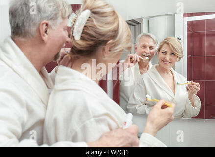 Coppia di anziani la spazzolatura dei denti nella stanza da bagno Foto Stock