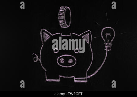 Salvadanaio tracciate con gesso su sfondo nero. Prezzo elettricità concetto crescente Foto Stock