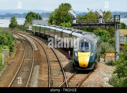 Un'unità multipla bimodale della classe 800 della British Rail lascia il loop della piattaforma a Dawlish Warren, dirigendosi verso Paignton. 8th giugno 2019. Foto Stock