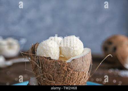 Gustose caramelle in scaglie di cocco fresco e dado, primo piano Foto Stock