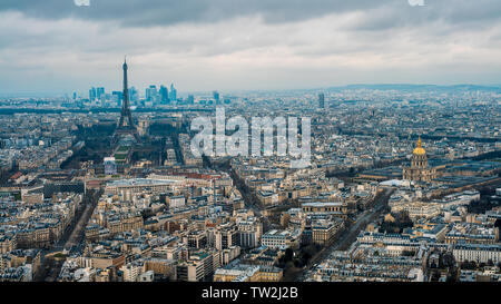 Vista aerea della Torre Eiffel e su Parigi città. Vista in elevazione del paesaggio urbano con la tour Eiffel in nuvoloso e pioggia di giorno di inverno in Francia. Foto Stock