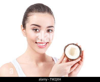 Bella giovane donna tenendo il cocco su sfondo bianco Foto Stock