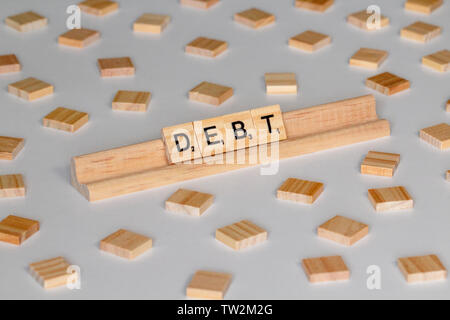 Scrabble gioco di parola piastrelle di legno ortografia 'Debt' Foto Stock