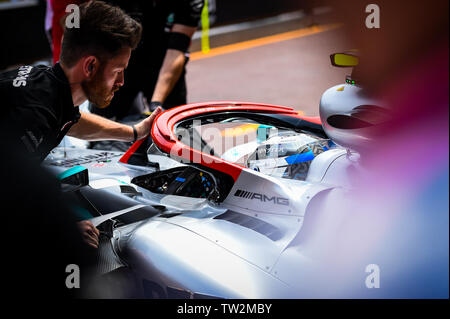 Monte Carlo/Monaco - 25/05/2019 - Meccanica prendere #77 Valtteri Bottas Mercedes W10 auto nel garage dopo una corsa in FP3 Foto Stock