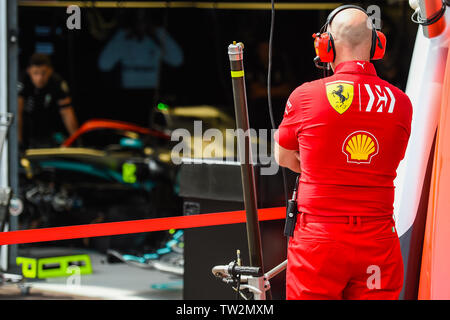 Monte Carlo/Monaco - 25/05/2019 - Jock Clear (performance engineer e conducente pullman per Charles Leclerc) davanti a Lewis Hamilton della scatola prima di s Foto Stock