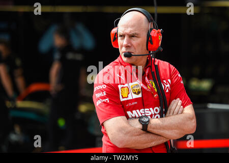 Monte Carlo/Monaco - 25/05/2019 - Jock Clear (performance engineer e conducente pullman per Charles Leclerc) davanti a Lewis Hamilton della scatola prima di s Foto Stock