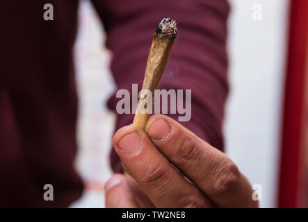 La laminazione di masterizzazione cigarret, marijuana legalizzata la droga Foto Stock