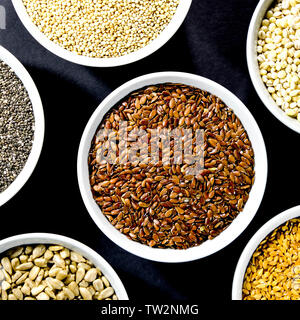 Selezione di una sana alimentazione semi e grani di naturale Foto Stock