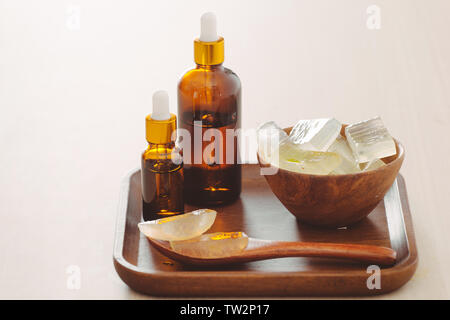 Aloe vera olio essenziale, sbucciato aloe su sfondo chiaro Foto Stock