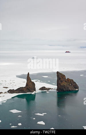 Vista aerea del Cape Tegethoff, Franz Josef Land, Arctique russo. En route a Murmansk dal Polo Nord. Foto Stock