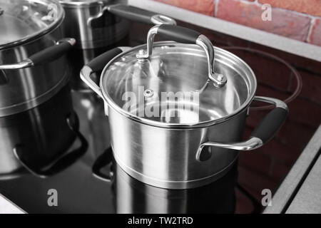 Utensili da cucina per la cottura di classi su fornelli elettrici Foto Stock