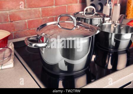 Utensili da cucina per la cottura di classi su fornelli elettrici Foto Stock