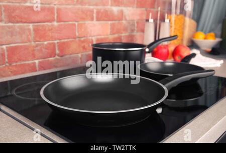 Utensili da cucina per la cottura di classi su fornelli elettrici Foto Stock