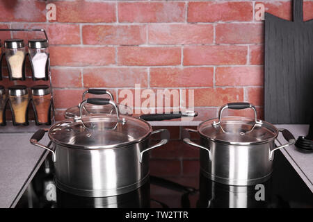 Utensili da cucina per la cottura di classi su fornelli elettrici Foto Stock