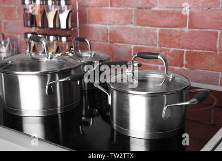 Utensili da cucina per la cottura di classi su fornelli elettrici Foto Stock