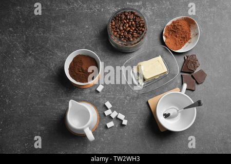 Composizione con caffè, il burro e il cioccolato su sfondo grigio Foto Stock