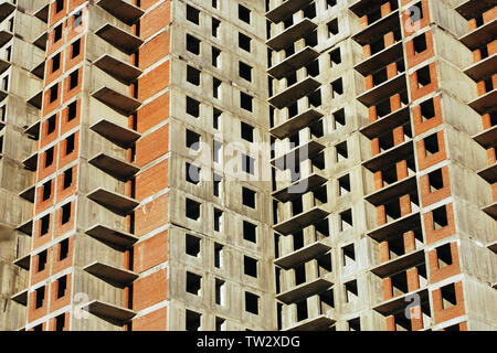 Incompiuta abbandonato edificio a più piani, in mattoni e cemento, background urbano Foto Stock