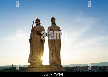 Le statue di Re Stefano I di Ungheria e di sua moglie Gisela oltre la collina del castello di Veszprem città Foto Stock