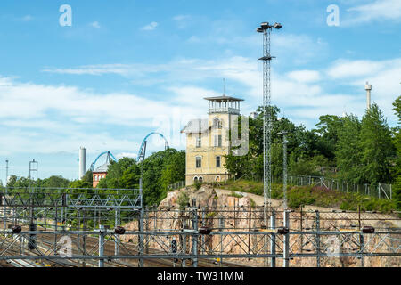 Helsinki, Finlandia - 12 Giugno 2019: vecchia villa in legno costruito su una scogliera nei pressi della stazione Foto Stock