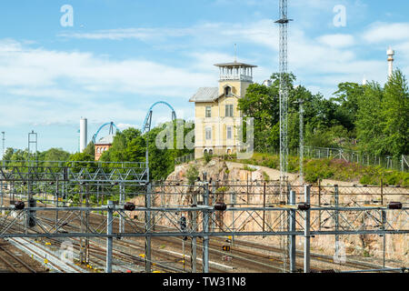 Helsinki, Finlandia - 12 Giugno 2019: vecchia villa in legno costruito su una scogliera nei pressi della stazione Foto Stock