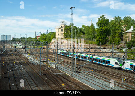 Helsinki, Finlandia - 12 Giugno 2019: vecchia villa in legno costruito su una scogliera nei pressi della stazione Foto Stock