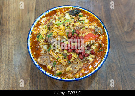 Un piccolo stir-fried bun in una ciotola di porcellana. Foto Stock