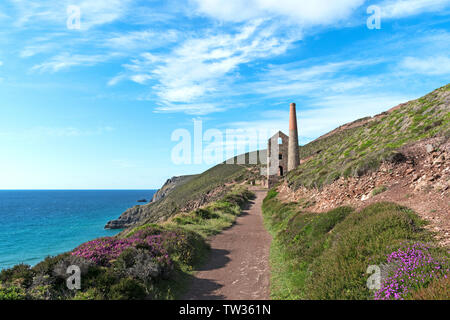 Vecchia miniera di stagno sulla costa sud-ovest il percorso, cappella porth, st.Agnese, Cornwall, Inghilterra Foto Stock