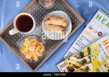 La deliziosa prima colazione a letto Foto Stock