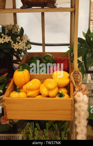 Peperoni decorativi in una cassa Foto Stock