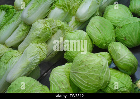Cabbages che vendono ad una bancarella di mercato Foto Stock