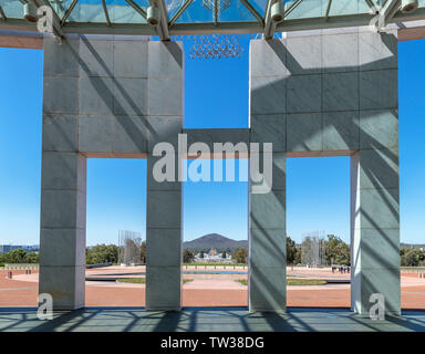 Vista verso la Vecchia Sede del Parlamento dal nuovo Parlamento, Capital Hill, Canberra, Australian Capital Territory, Australia Foto Stock