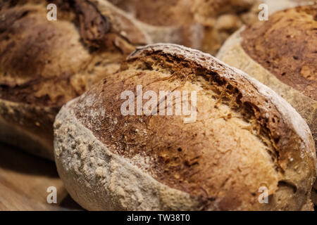 Vicino di casa fatta multigrain pane di pasta acida professionali italiani isolati da forno caldo appena uscito dal forno a legna di vecchio stile traditi sani Foto Stock