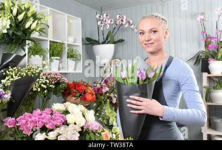 Fiorista femmina bouquet di contenimento nel negozio di fiori Foto Stock