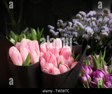 Tulipani colorati in negozio di fiori Foto Stock