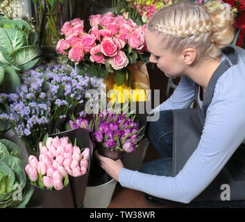 Fiorista femmina bouquet di contenimento nel negozio di fiori Foto Stock