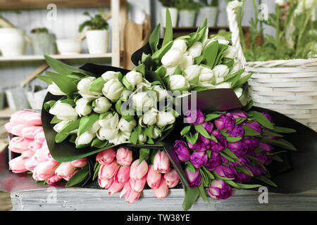 Tulipani colorati in negozio di fiori Foto Stock