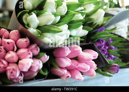 Tulipani colorati in negozio di fiori Foto Stock